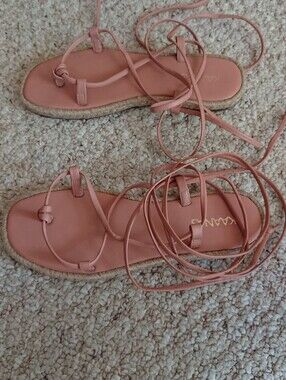Kaanas rose-colored leather strappy tie-up Gladiator Sandal size 7